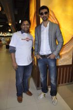 Kunal Kapoor cooks for fans at Book my show contest winners greet n meet event on 2nd Nov 2012 (73).JPG